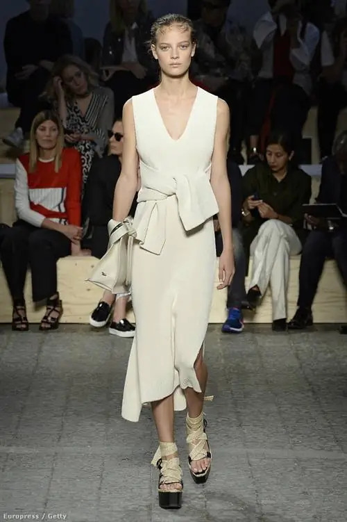 Как будто свитер повязан вокруг нашей талии