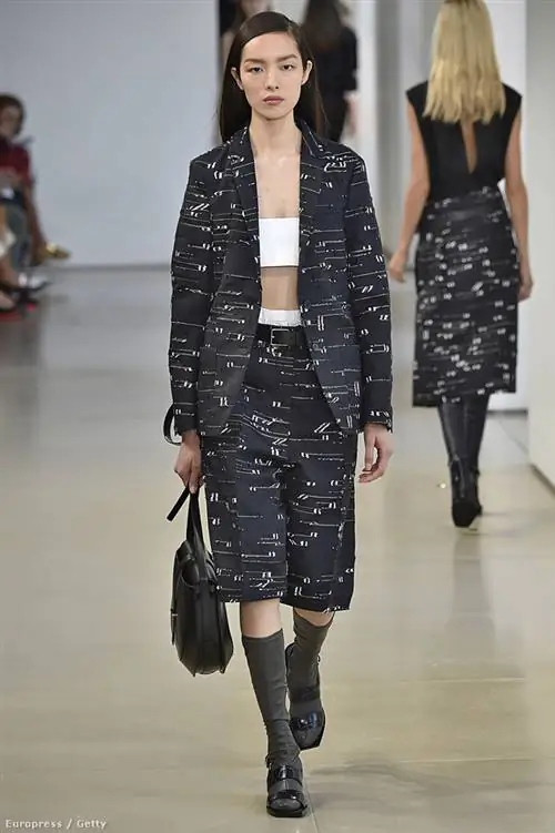 Спортивные штаны с носками и футболка на животе от Jil Sander