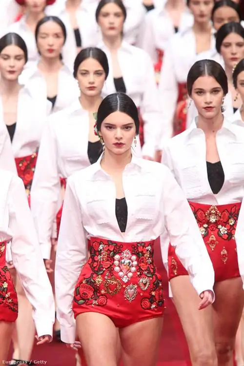 Не избежали камней и шорты с завышенной талией