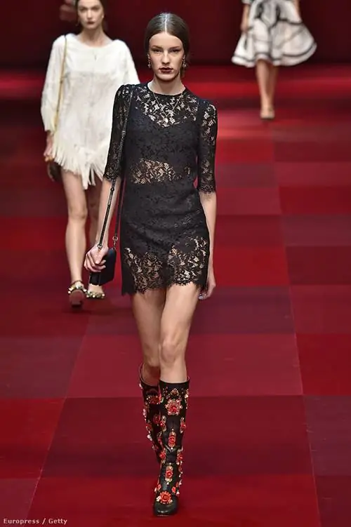 В этом году недостатка в кружевных платьях у Dolce & Gabbana не было