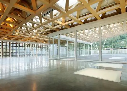 Архитектор в основном работал с деревом и стеклом