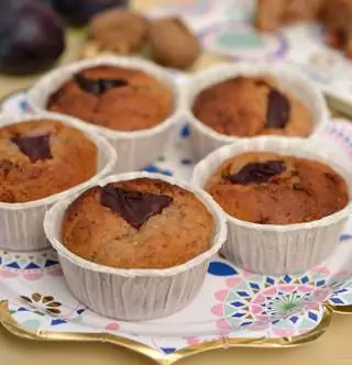 Маффины на гриле со сливой и грецкими орехами