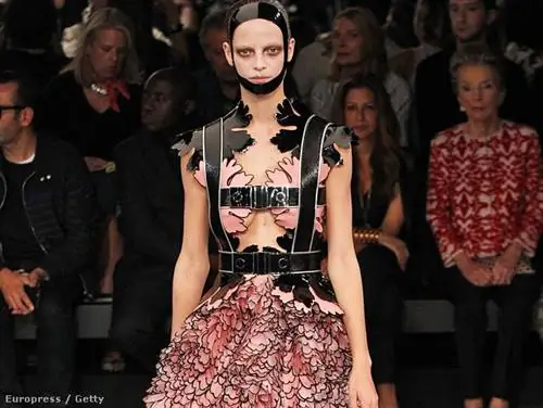 Экстравагантная одежда на подиуме: Alexander McQueen Ready to Wear Экстравагантная одежда на подиуме: Alexander McQueen Ready to Wear