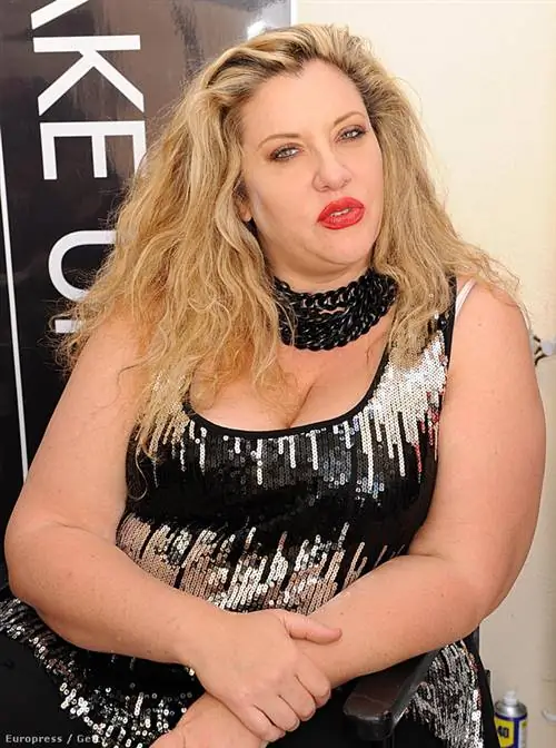 В возрасте 21 года модельные агентства назвали Д'Амур слишком толстой из-за ее веса в 53 килограмма, но она решила сделать успешную карьеру модели plus-size