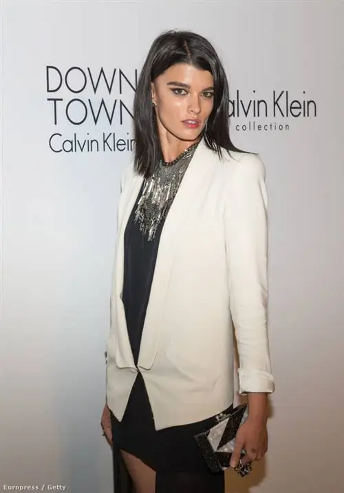 Ренн была обнаружена в возрасте 14 лет в ее родном городе Клинтоне, где модельное агентство сказало ей, что если она потеряет треть своего веса, то сможет стать успешной моделью