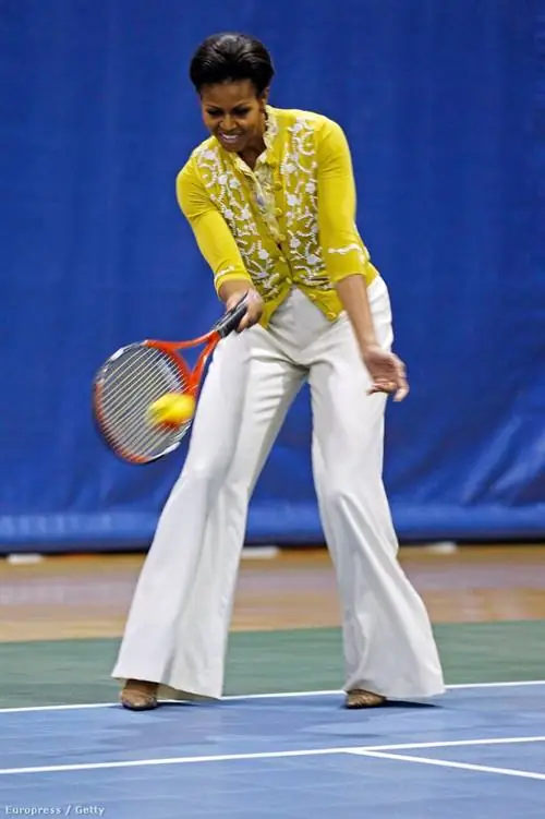 Играть в теннис в красивой одежде