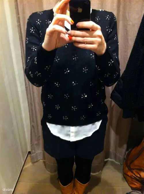 Он также любит носить шорты зимой, вы можете найти их за 2995 в Mango. Цена на свитер немного выше: теперь она составляет 5 995 форинтов вместо 12 995 форинтов, а блузка - 4 995 форинтов вместо 9 995 форинтов