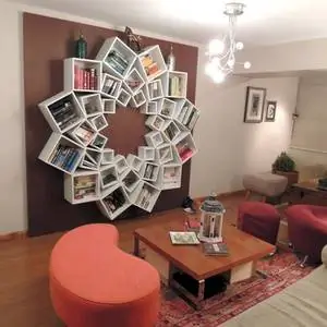 Как книжная полка должна украшать квартиру?