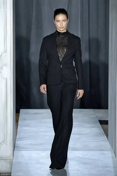 Бразильская модель Адриана Лима в брючном костюме от Джейсона Ву
