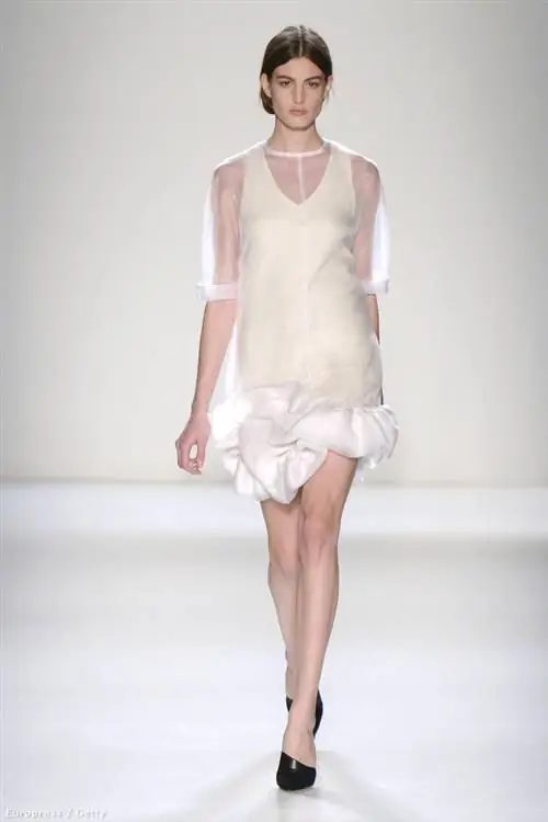 Белое платье в сочетании с прозрачными материалами для зимнего сезона