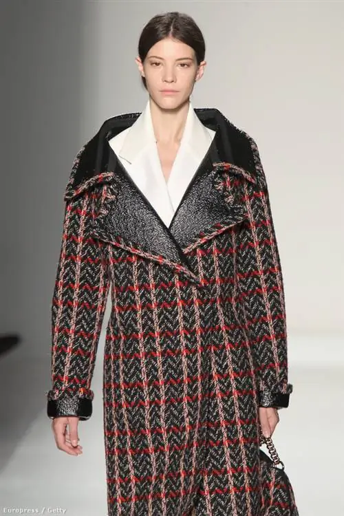 Не выйдут из моды следующей зимой и куртки оверсайз с кожаными вставками