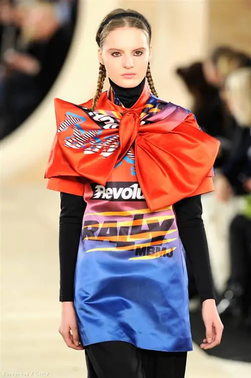 Заплетенные косы и повязки на подиуме