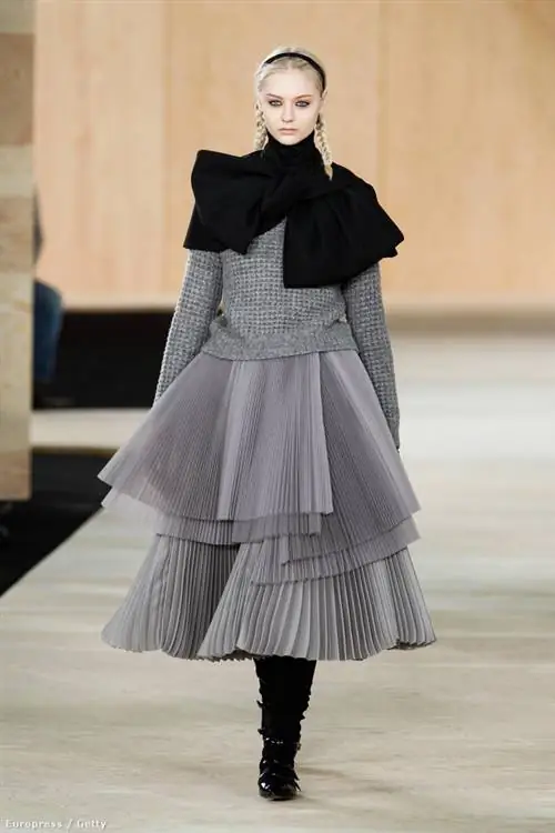 Однако кое-что перешло из прошлогодней викторианской линии