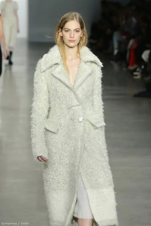 Две венгерские модели также прошли показ Calvin Klein