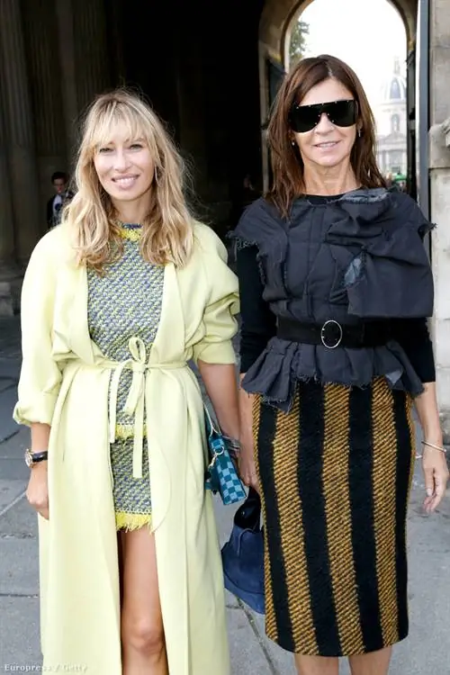 Карин Ройтфельд также часто можно увидеть в юбках-карандаш