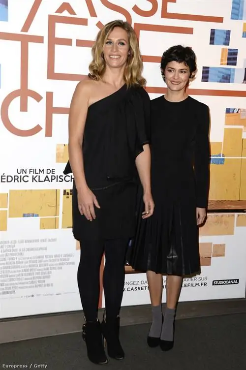 В соответствии с трендом этого года она дополнила свое маленькое черное платье серыми носками