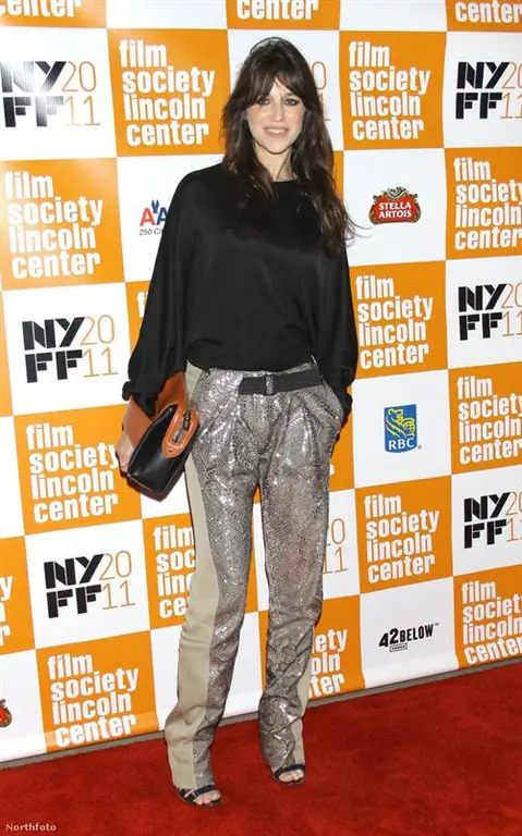 По мнению Шарлотты Генсбур, сочетание серебристых брюк и простого черного свитера тоже круто