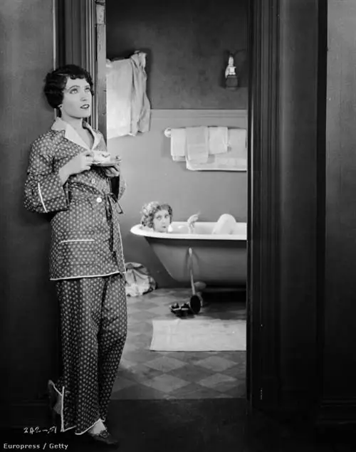 1925 год. Актриса Паулина Старке снялась в романтическом фильме «Яркие огни» в этой простой пижаме, похожей на комбинезон