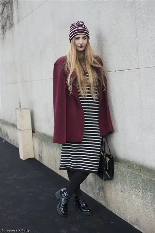 Распущенный каскад волос хорошо смотрится под шапкой, как прямой, так и волнистой