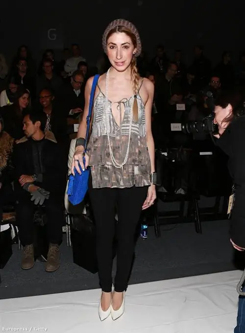 Боковая коса также отлично смотрится на стилисте Лорен Рэй Леви