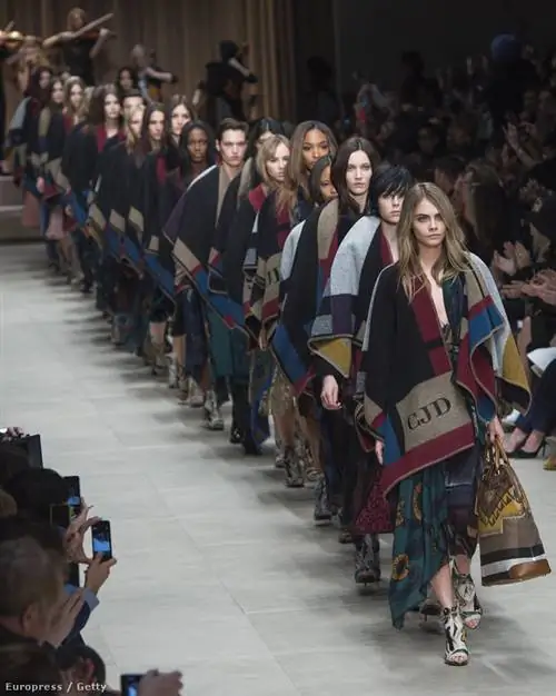 В этом году Кара Делевинь вновь открыла показ Burberry