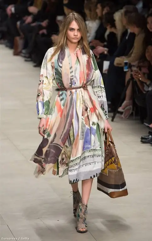 Кара Делевинь в образе крестьянки