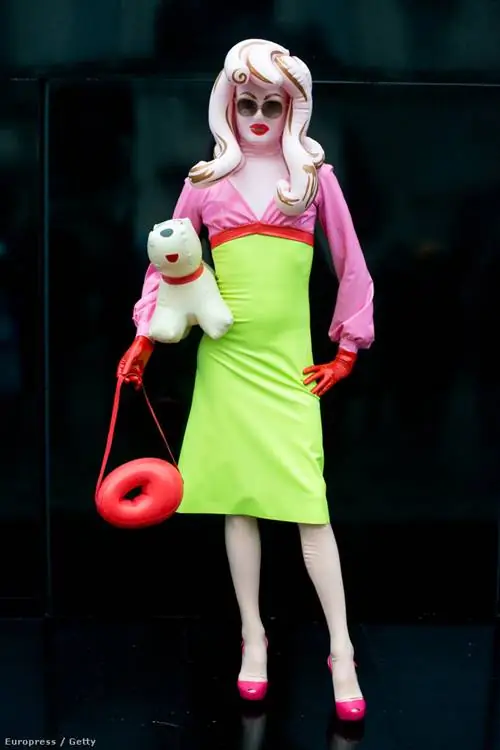 Неделя моды в Лондоне: художник по имени Пандемония с удовольствием участвует в показах, выставках и других эксклюзивных мероприятиях. И да, она везде появляется с такой или похожей внешностью