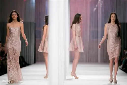 Посередине подиум был разделен надвое, чтобы зрители могли видеть двух моделей одновременно