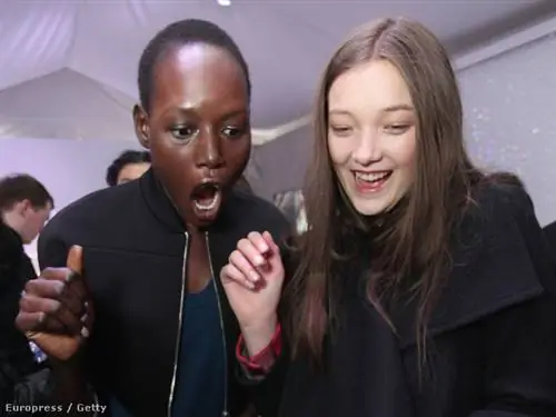 Аджак Денг и Юми Ламберт восхищаются телефоном Samsung на Неделе моды в Нью-Йорке