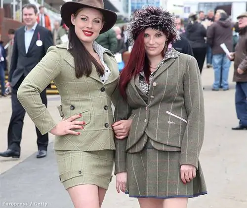 Сексуальные девушки-скауты в уродливых алтарных сапогах