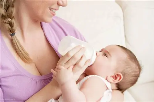 Научите малыша есть из бутылочки