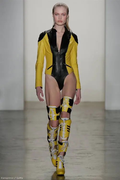 «Убить Билла» также вдохновил Джереми Скотта. К сожалению, мы не можем подружиться с туфлями, которые кое-где вырезаны и доходят до бедра