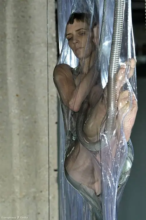 «Эмбрионы», плавающие в вакуумных пакетах и дышащие через трубки на подиуме Iris van Herpen