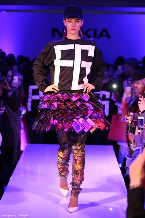 Федор Голан, работающий с агентством интерактивного дизайна Kinnel и Nokia, снял завесу с юбки первого в мире смартфона на Неделе моды в Лондоне