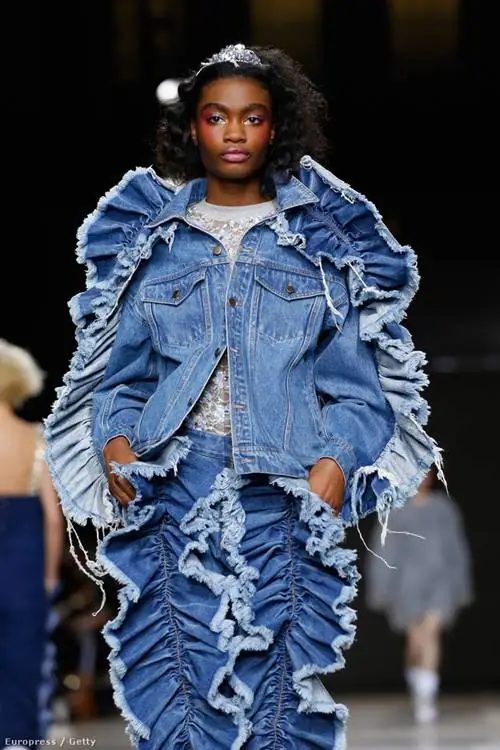 Ашиш запускал джинсы с рюшами