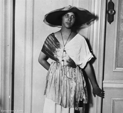 В 1910-х годах француз Поль Пуаре разработал платья, которые можно было носить без корсетов. Здесь его жена Дениз Пуаре представляет наряд в 1913 году