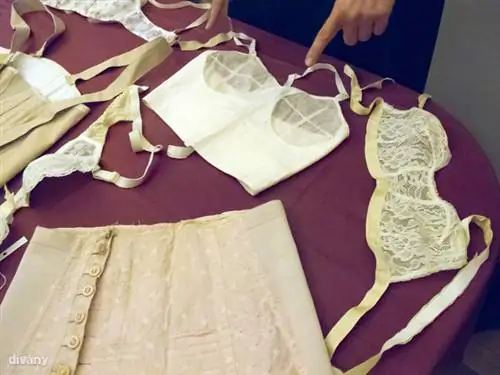 В 20-е годы в моде была маленькая грудь, поэтому женщины стягивали ее вниз, а именно: два бюстгальтера, показанные на картинке, использовались для уплощения груди