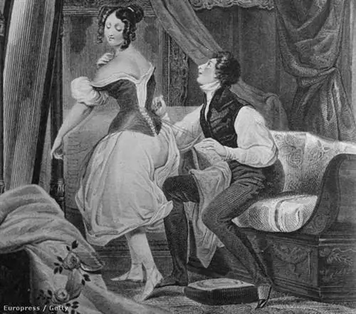 Около 1750 года: мужчина помогает своей жене одеваться: низшие классы пытались следовать модной мании дворян