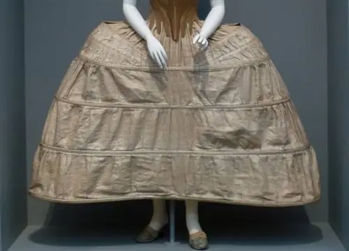 Предыдущий набор без верхней одежды или панье примерно 1780-х годов