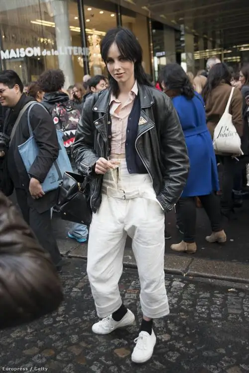 Нормкор не путешествует в каком-то определенном стиле, не интересуется никакими трендовыми прогнозами, а просто сидит в серых буднях