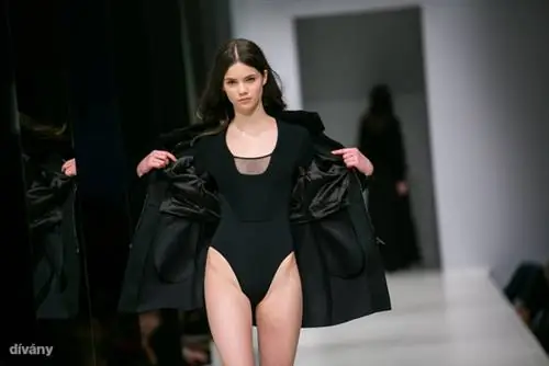 Идя в ногу с современными тенденциями, боди от Pizarro также прошлись по подиуму. Допустим, осенью будет немного холодно