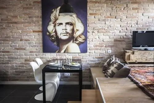 44 квадратных метра, но на нем может поместиться полмира