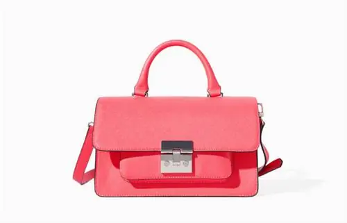 В Zara эта сумка из искусственного сафьяна - наша любимая, упругая, дерзкая, женственная, за 13 995 форинтов