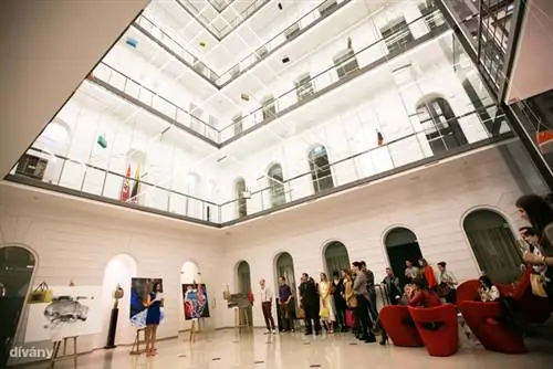 FurlART: Творчество говорит по-итальянски - таким был лозунг весенне-летней презентации сумок Furla. В атриуме плавают разноцветные сумки