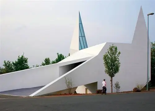 Силуэт головы Бэтмена появляется из того, что вы видите вместо церкви