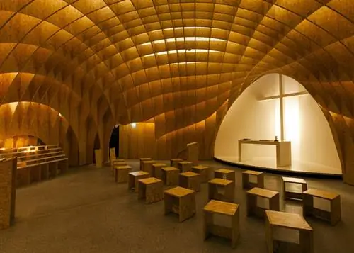 Я проектирую практичные кубические стулья вместо скамеек