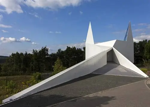 Говорят, что франкфуртская архитектурная мастерская хотела символизировать шоссе и систему дорожной разметки