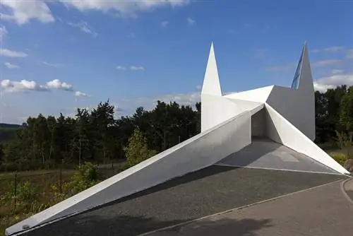 Часовня с головой Бэтмена крутая или дрянная?