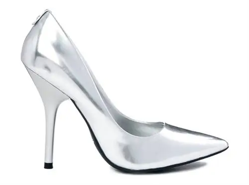 В ALDO можно купить туфли на высоком каблуке серебристого цвета по очень хорошей цене, например, менее чем за десять тысяч форинтов
