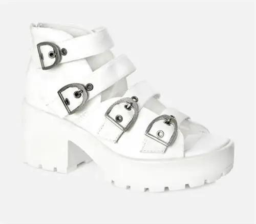 Такие сандалии на платформе, как эта и подобные, рекомендуются только серьезным людям. Этот красивый образец можно выследить в Vagabond